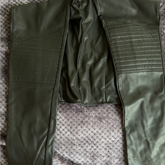 Women’s sz 10 pleather moto-style pants - Picture 1 of 5